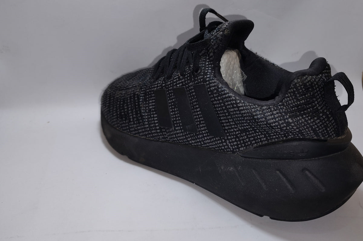 adidas Originals Swift Run 22 Sneaker, BlackGrey (1)